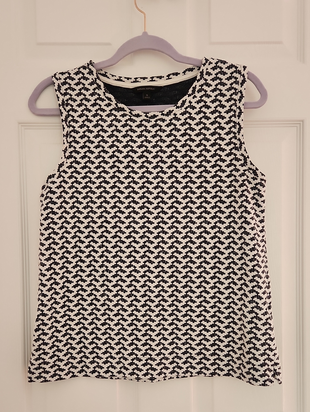 Comfy Chic Office Banana Republic Navy White Patterned Sleeveless Camisole